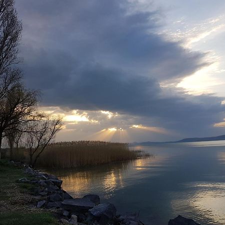 Csalad-Barat Apartman Balatonlelle Exteriör bild