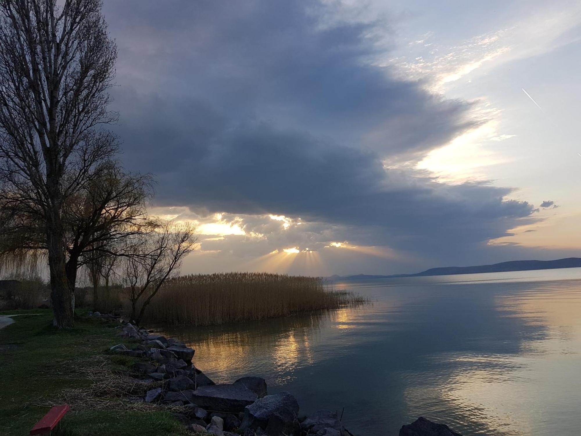 Csalad-Barat Apartman Balatonlelle Exteriör bild