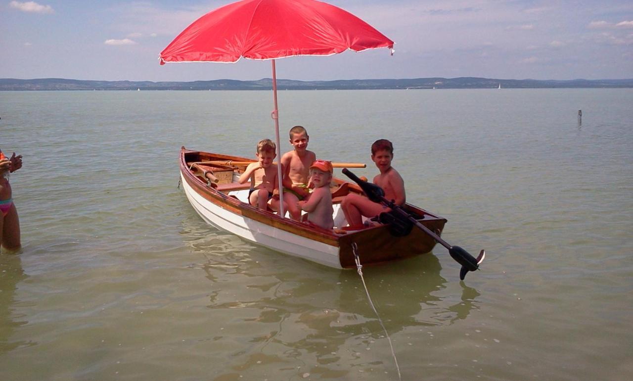 Csalad-Barat Apartman Balatonlelle Exteriör bild