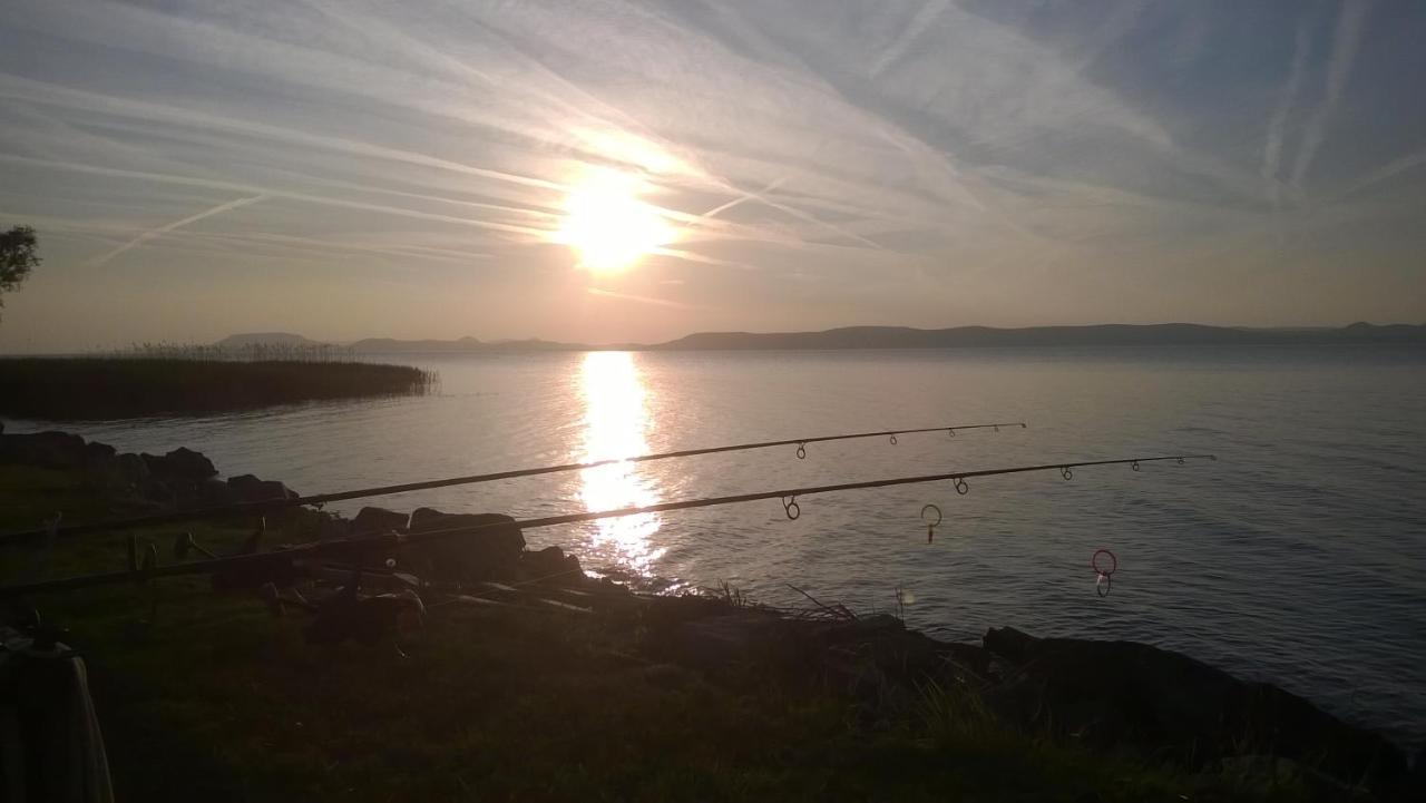 Csalad-Barat Apartman Balatonlelle Exteriör bild